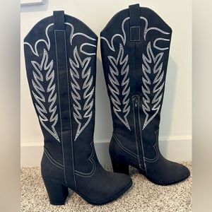 Black cowgirl boots!